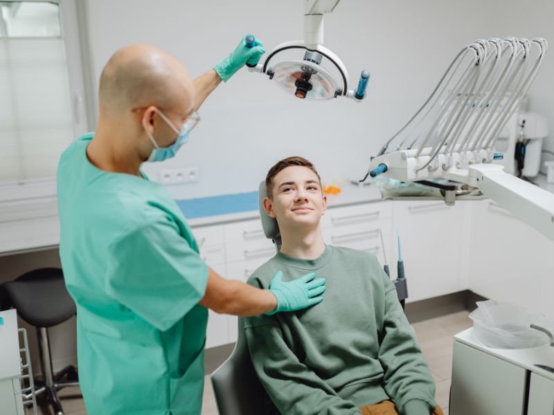 como &eacute; feito o implante dent&aacute;rio no dente da frente