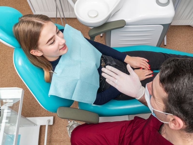 como é feito o implante dentário no dente da frente Etapas