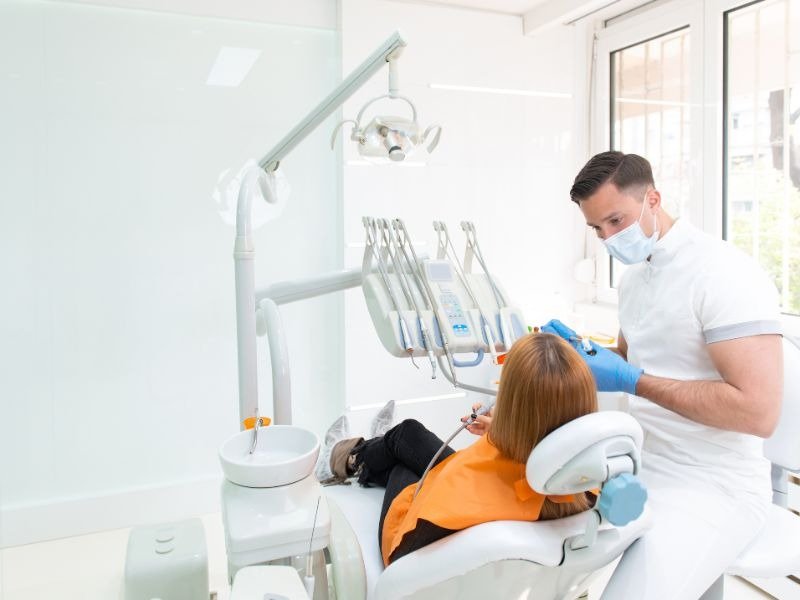 como é feito o implante dentário no dente da frente quando fazer