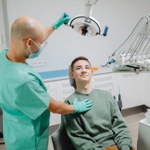 como &eacute; feito o implante dent&aacute;rio no dente da frente